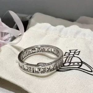 انگشتر حروف توخالی وست وود (Westwood) مدل جدید و کلاسیک، شیک و خاص، مناسب زوج‌ها