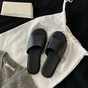 دمپایی زنانه چرم طبیعی راحتی با کف تخت، مناسب ساحل و روزمره