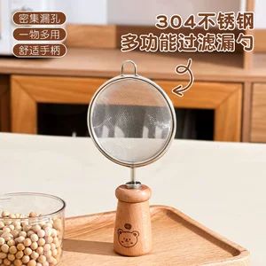 کاردک کوچک مشبک با دسته چوبی (طرح کارتونی) – مناسب برای صاف کردن شیر سویا، آبمیوه، الک آرد، غذای کودک و ابزار پخت