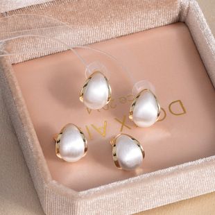 گوشواره میخی نقره‌ای مات طرح لبه‌دار