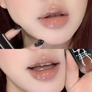 رژ لب مایع شیشه‌ای شفاف با جلوه لب براق و مرطوب