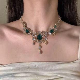 گردنبند زنانه سبز قطره‌ای با نگین براق سبک قصر