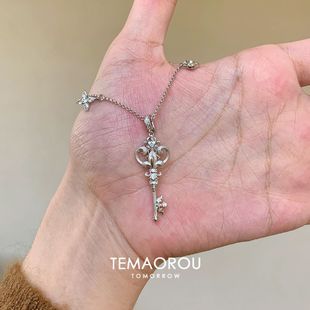 آویز کلید و گردنبند گل زنبق، طرح وینتیج و خاص، مناسب هدیه و استایل روزمره