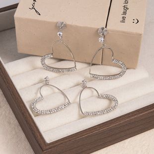 گوشواره گیره‌ای قلب درشت و براق بدون سوراخ
