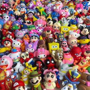 عروسکهای کارتونی پیویسی سهبعدی، اسباببازیهای شب بازار و بساطی، فیگورهای محبوب اینترنتی و جعبههای غافلگیرکننده