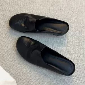 صندل زنانه پاشنه‌دار چرم نرم سبک مینیمال