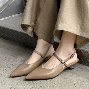 کفش تابستانی مریم جین پاشنه کوتاه گربهای، پاشنه باریک، پنجه بسته، چرم گوسفندی، پاشنه ۶ سانت، ظریف و شیک