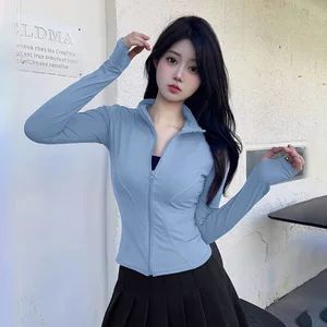 ژاکت یوگا زنانه نرم و لطیف، یقه ایستاده، زیپ کامل، آستین بلند، چسبان و فرم‌دهنده، کشسان و تنفس‌پذیر، مناسب پیلاتس و فضای داخلی