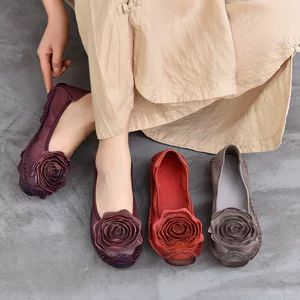 کفش تخت چرمی دست‌دوز زنانه با گل، کف نرم، مدل ۲۰۲۵