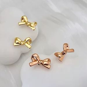 گوشواره میخی رزگلد با طرح پاپیون، شیک و مدرن