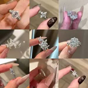 انگشری مجلل با نگین‌های درخشان زیرکونیا و مس، طرحی کلاسیک و شیک، مناسب بانوان، با قابلیت تنظیم سایز