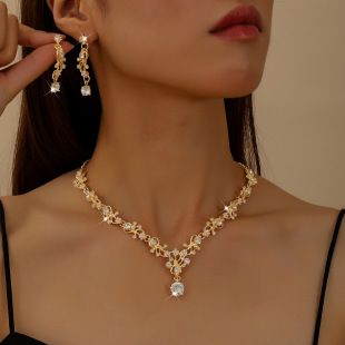 گردنبند و گوشواره کریستالی عروس با روکش آلیاژی