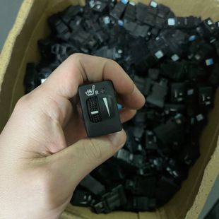 سوییچ گرمکن صندلی خودرو تویوتا کمری، لکسوس، ریز و پرادو مدل 84751-0P050