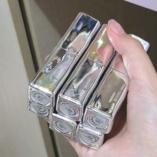 لیپ گلاس براق و مرطوب کننده با رنگ صورتی، ماندگاری ۴۸ ساعته