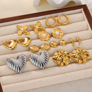 گوشواره مینیمال قلب و گل با روکش طلا ۱۸ عیار، استیل ضدزنگ با مروارید