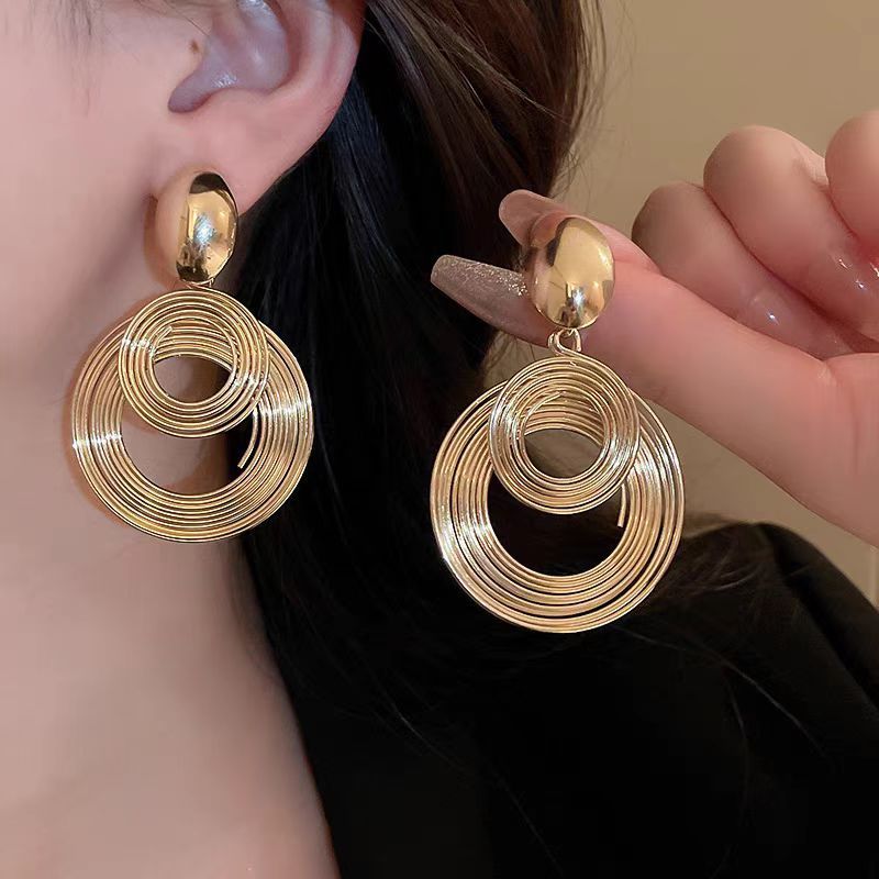 گوشواره های منگوله ای دایره ای توخالی شخصی سازی شده اروپایی و آمریکایی گوشواره های طرح طاقچه زنانه گوشواره های مد روز همه کاره فروش عمده گوشواره TOP10%