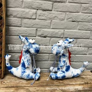 رنگ آبی پنبه ای و کتان، رنگ کراوات، رنگ آبی و سفید، اسباب بازی، عروسک، اثاثیه منزل، عروسک سال اژدها، سوغات سفر اژدها، خلاقیت های فرهنگی