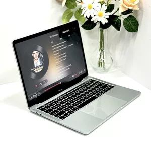 لپتاپ مدل ۱۳.۳ اینچی، نمونه دکوری هماندازه با دستگاه واقعی