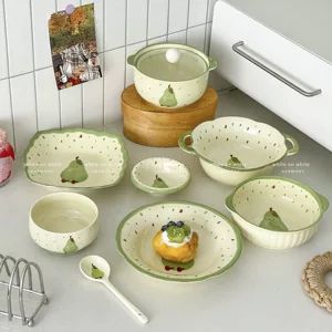 ظرف دسر و میوه چینی با طراحی زیبا و لعاب زیررنگ، مناسب برای سرو سالاد و دسر