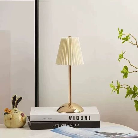 چراغ رومیزی پارچهای جدید سبک اسکاندیناوی با طراحی پلیسه، چراغ خواب شارژی برای اتاق خواب و دکوراسیون