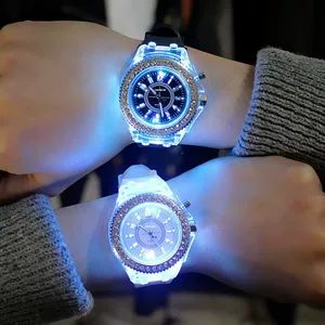 ساعت LED درخشان سبک هاراجوکویی، مدل اینستاگرامی، مناسب دانش‌آموزان و زوج‌ها