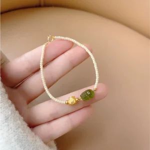 دستبند مهرههای مروارید سفید برنجی به سبک چینی نوین با نگین پیریت، طرح ساده و ملیح، کیسه پول کوچک، نماد درآمد روزانه، جواهر دستی ظریف