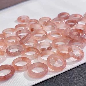 انگشتر ساده و طبیعی از جنس یشم طلایی با طراحی مینیمال و شیرین، مناسب برای دوستانه و هدیه به دوست