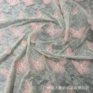 عنوان ترجمه‌شده:  
«تیشرت یا لباس عروس طرح پروانه، گلدوزی برجسته دو رنگ از پارچه تنسل و نخ شیر، مناسب مجالس عروسی»