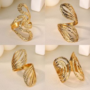 حلقه استیل هندسی با خطوط بافت‌دار، روکش 18K طلا، ساده و شیک