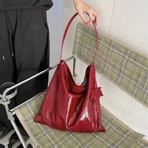 کیف دستی زنانه چرم طبیعی، طرح ساده و شیک، مناسب محل کار و روزمره