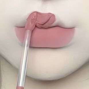 رژ لب مات خاکستری رز کم‌رنگ، ماندگار و بدون پاک شدن