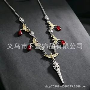 گردنبند خفاشی به سبک گوتیک و زیرزمینی، خاص و جسورانه، با طراحی سنگین و پرجزئیات برای استایل‌های جسور