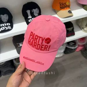 کلاه بیسبال گلدوزیشده با طرح حروف، طرح کرهای خاص، مناسب زنانه و مردانه، استایل خیابانی و جوانپسند، عمدهفروشی