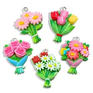 ۵ مدل گل مصنوعی رز، مروارید و لاله؛ دستهگل جذاب، اکسسوری رزینی DIY برای مو، کیف و آویز