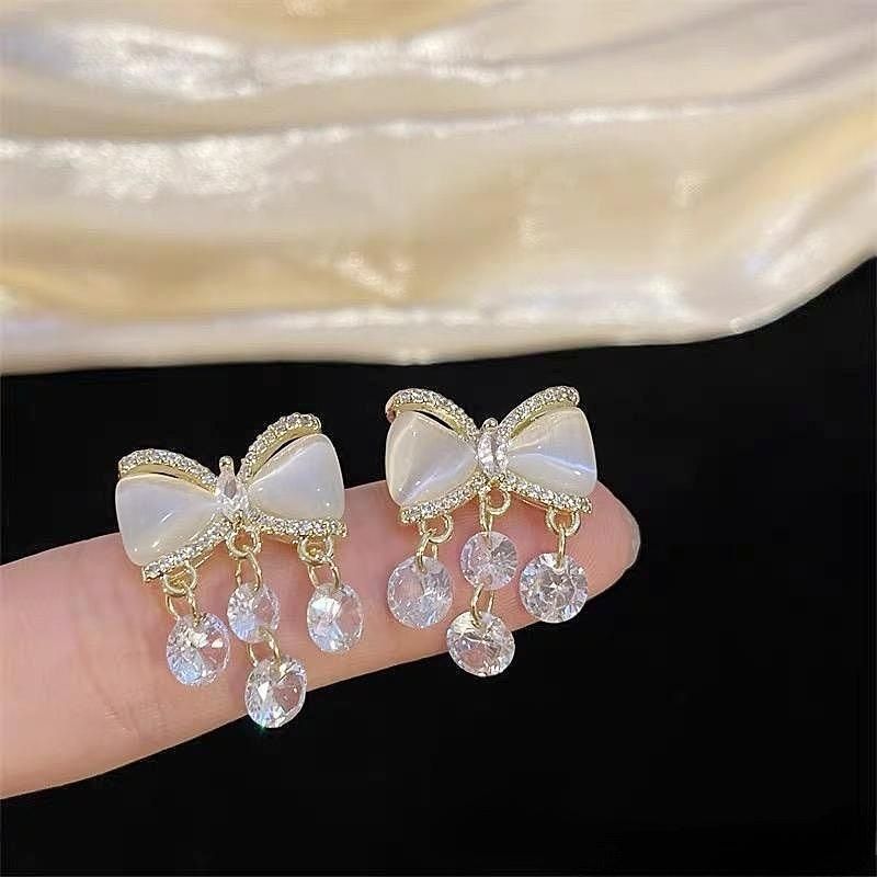 گوشواره گره پاپیونی گربه ای، گوشواره منگوله ای کریستالی، طراحی جذاب، گوشواره های گران قیمت، گوشواره های سبک و لوکس زنانه، ستاره های آبکاری آلیاژی