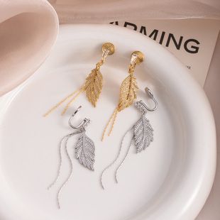 گوشواره برگ بلند با منگوله و گیره‌ای زنانه