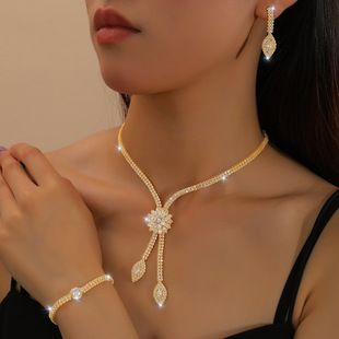 ست جواهرات عروس گلدار با کریستال، گردنبند و گوشواره و دستبند، مناسب عکاسی و مهمانی